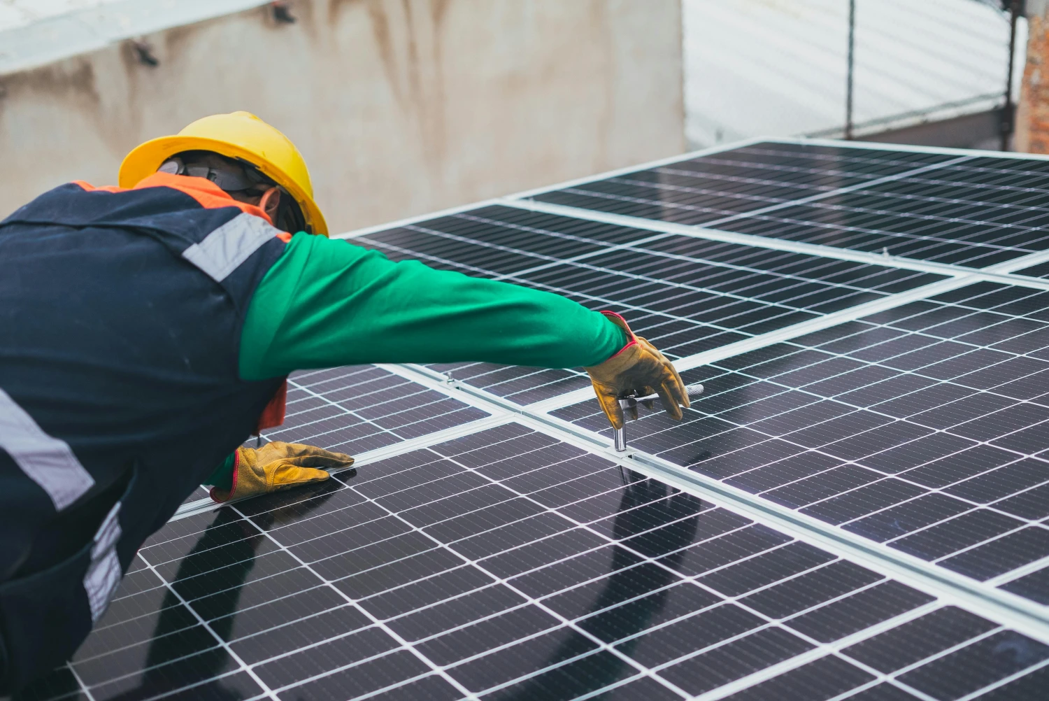 Mann repariert Solarplatten von Green Eco Solar
