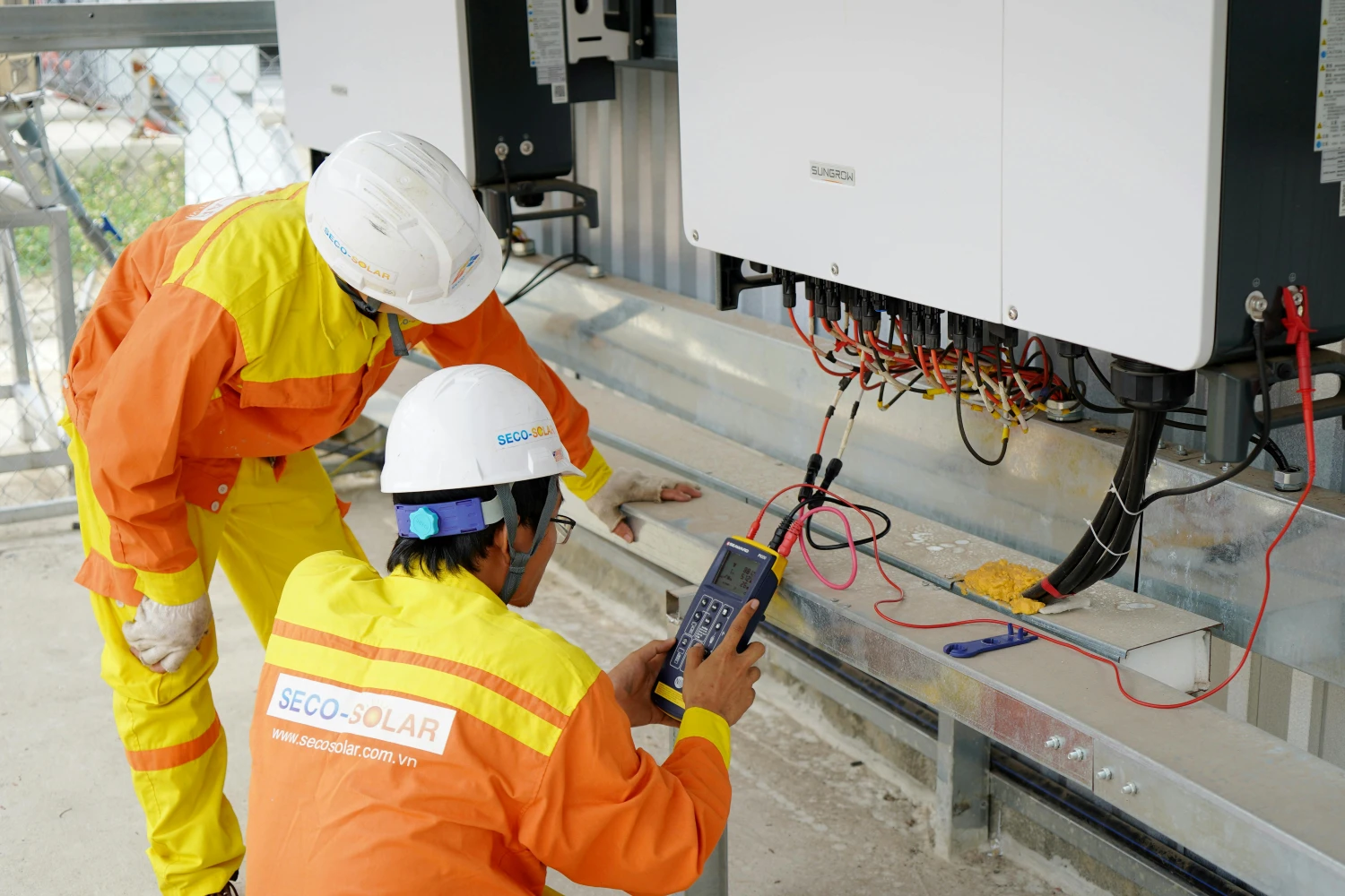 Zwei Mann arbeiten von Green Eco Solar