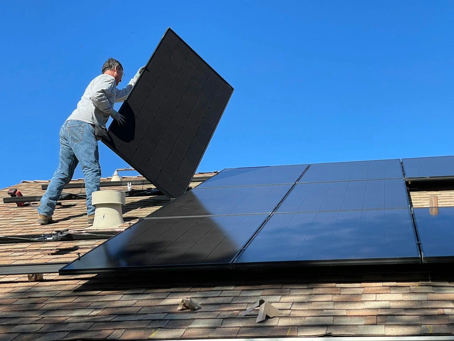 Mann baut Solarplatten auf von Green Eco Solar